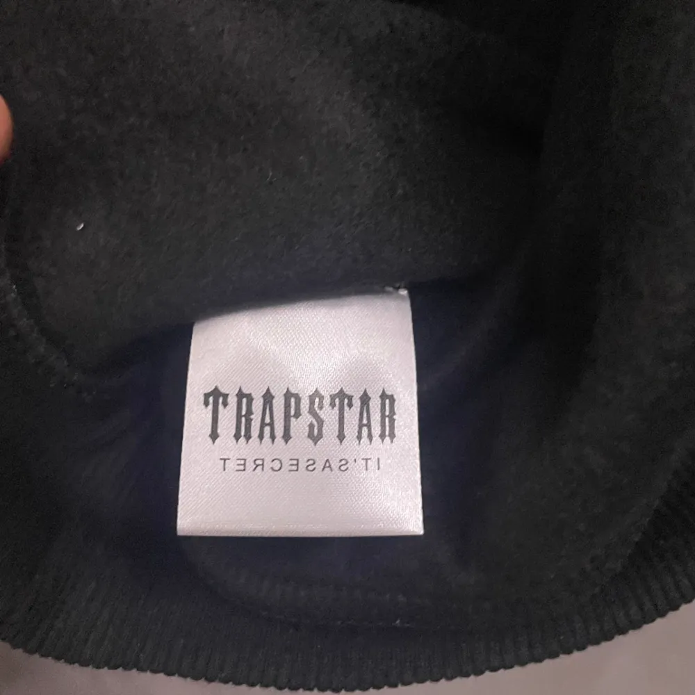 Säljer denna oanvända Trapstar hoodien. Den är storlek L. Hoodies.