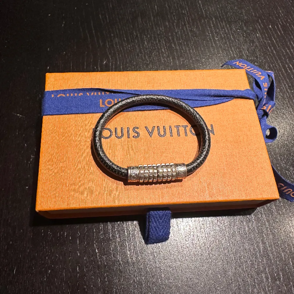 Säljer mitt Louis Vuitton armband. Då jag köpt andra.. Accessoarer.