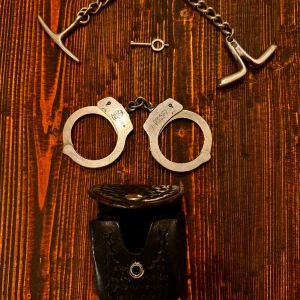 Handklovar ”smith&wesson”  - Handklovar från Smith & Wesson, autentiska och äkta med come along chain, nyckel och bälteshölster i läder. Militärpolismodell. Använda i tjänst i 4 år men felfria. Licens krävs ej