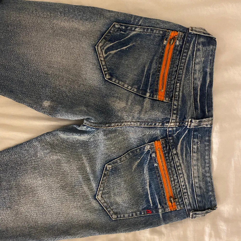 Säljer mina lågmidjade replay jeans i storleken W25 L32! Bara att skriva vid frågor eller fler bilder! Jättefin skick!! Köparen står för frakten❤️. Jeans & Byxor.