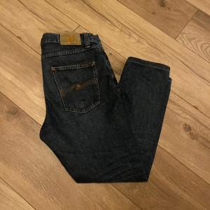 Nudie jeans begangnade köpt i sommras storlek 31/30, jeansen är insydda i botten därför de är konstiga storlek men är som 30/30 slim/regular fit pris diskuterbart vid snabb affär