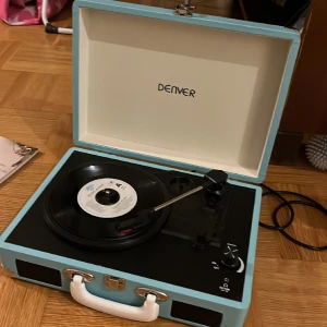 Bärbar vinyl spelare - Nyskick nästan aldrig använd skickas i orginal lådan 