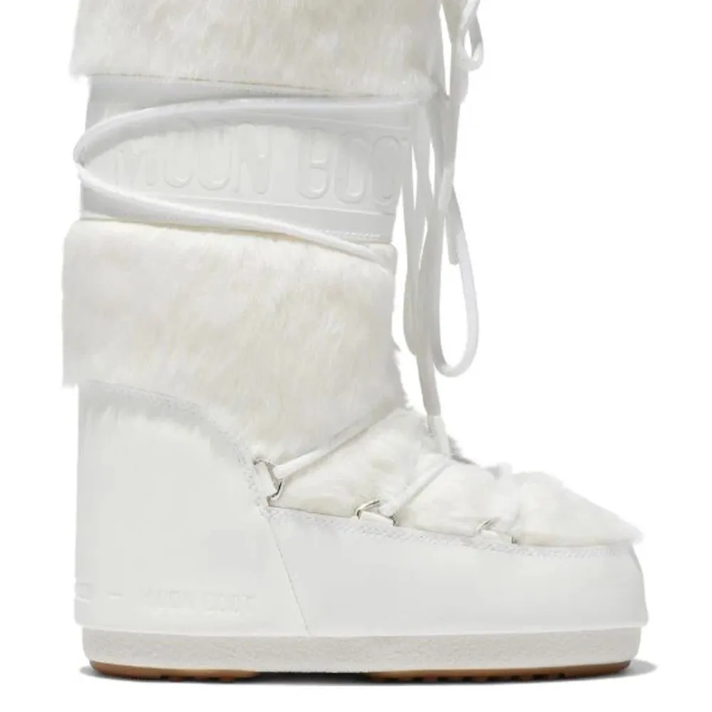 NYSKICK! ✨🌕🫶 nypris; 265 euro (3000kr)   Optical white Icon faux-fur snow boots from MOON BOOT featuring water-repellent finish, faux-fur trim, logo print to the side, round toe, front lace-up fastening, branded heel counter, calf-len. Skor.