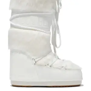NYSKICK! ✨🌕🫶 nypris; 265 euro (3000kr)   Optical white Icon faux-fur snow boots from MOON BOOT featuring water-repellent finish, faux-fur trim, logo print to the side, round toe, front lace-up fastening, branded heel counter, calf-len