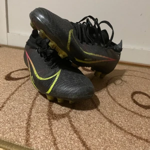 Fotbollsskor Nike - Storlek 44 i gott skick, använda över en säsong. 