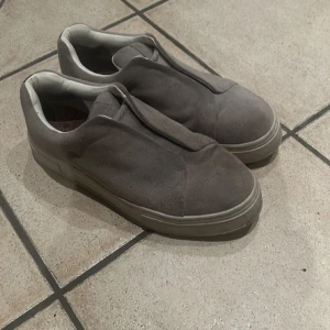 Eytys doja - Storlek 43, lite använda, men i övrigt inget slitage. Säljer då dom inte kommer till användning längre. Original box följer inte med. Skriv vid ytterligare frågor eller funderingar.