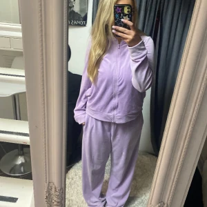 Lila/rosa velour  - Det är ifrån Vero Moda i storlek M i båda delarna 