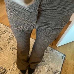 Kostymbyxor - mönstrade kostymbyxor! så snygga😍 i nyskick! storlek 40 men passar även 36/38 då de är resor i midjan❣️