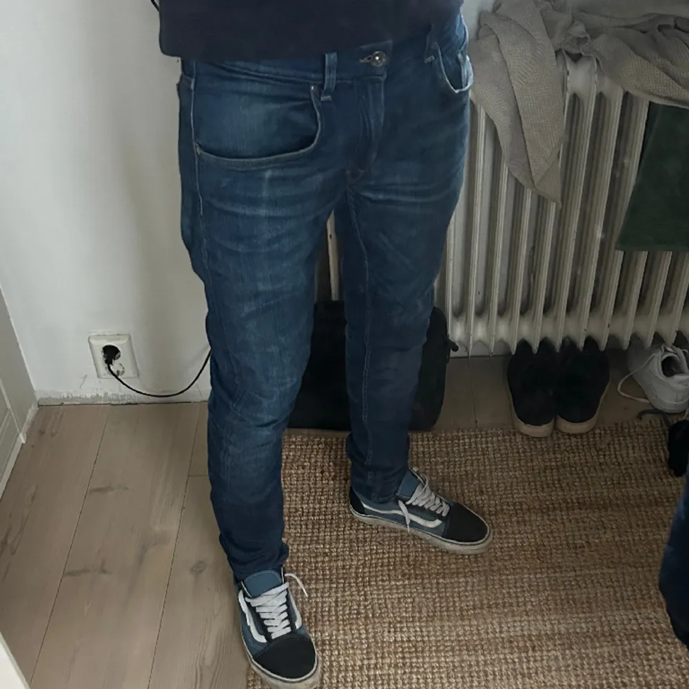 Tja, säljer nu dessa tiger of Sweden jeans i Slim fit med riktigt skön tvätt enligt mig. Dem är storlek 34/32 men sitter som 32/32☺️ vid frågor är det bara att höra av sig. Jeans & Byxor.