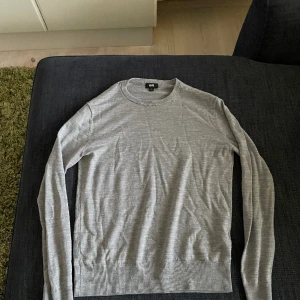 Sweatshirt från uniqlo - Stl-xs Tröjan är knappt använd du den var för liten. Gjord på merinoull. För mer frågor är det bara att kontakta. 