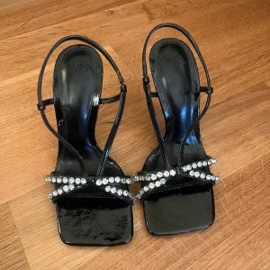 Klackskor Zara - Säljer dessa supersnygga klackskor från Zara då dom är för små💓