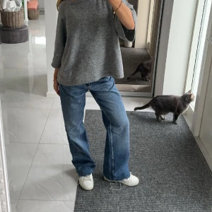 Jeans midwaist - Säljer dessa superfina jeans från zara med medelhög midja då de tyvärr är lite för stora för mig.