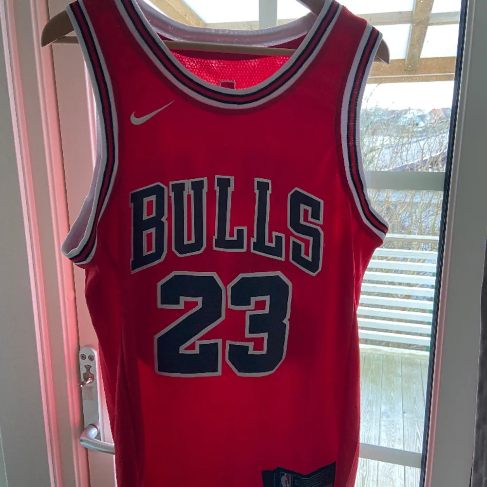 En NBA jersey Michael Jordan köpt för 899kr. . T-shirts.