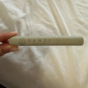 Sanzi mascara - Svart färg nypris runt 270kr 
