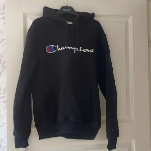 Hoodie  - Hoodie ifrån champion, storlek L men upplevs som en S i mycket gott skick 