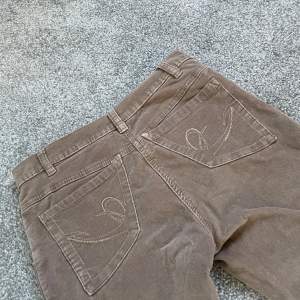 Lågmidjade vintage bootcut/ raka jeans, material syns på bild. strl 164 / xxs 