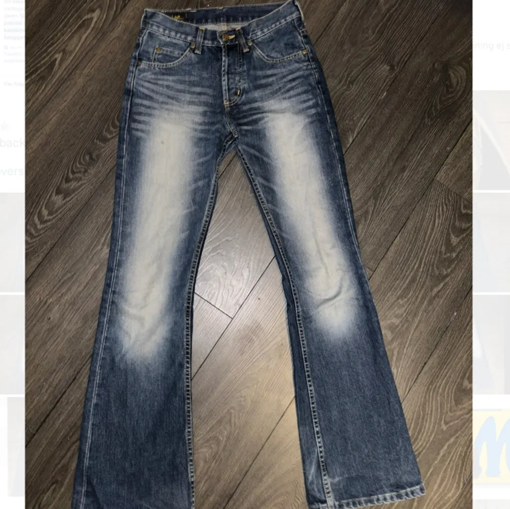 Säljer mina lee jeans då jag behöver rensa! I nyskick och har verkligen inga tecken på använda. Midja: 36cm Längd: 103cm. Skriv om ni har fler frågor! . Jeans & Byxor.