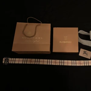 Burberry bälte - Säljer nu mitt burbbery bälte väldigt lite använt och är i nyskick. ( finns kvitto )
