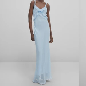 Massimo Dutti långklänning - Såå fin Volangklänning från Massimo Dutti💙Orginalpriset är 1999 och storlek M (passar mig som vanligtvis har S) Aldrig använd med lappen kvar men för sent att skicka tillbaka!