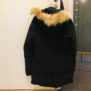 Canda gosse jacka.  - Säljer den för den kommer inte till användning. Kom privat för mer specifika bilder. Om det är något du undrar är det bara att kontakta. Den  är i storlek S kan även pass en liten M. Inga skador på jackan och har användas fåtal gånger. Pris kan disk