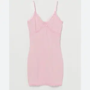 Söt rosa klänning, köpt från h&m.  Storlek M. Mjuk och stretchiga material. Kroppsformad. 