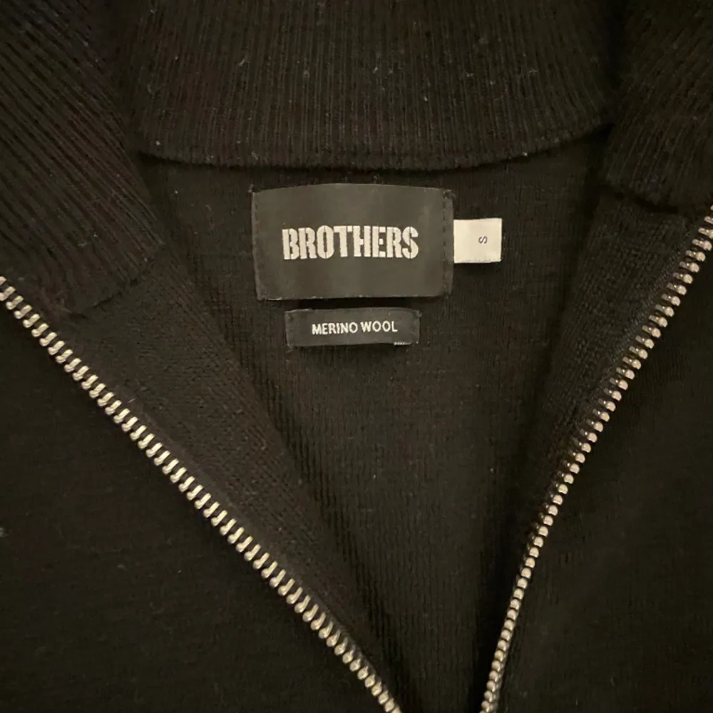 Säljer nu denna feta Brothers full zip tröjan. Den e storlek S och passar också mindre. Tröjan är 100% Merinoull. Sjukt pris för endast 349kr. Tveka inte på att ställa frågor. Tröjor & Koftor.