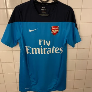 Arsenal träningströja säsong 13/14 - Fint skick. Knappt använd. (Säljs på classic football shirts för 31.99$)