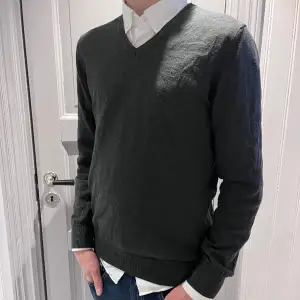 Säljer nu denna skitsnygga J.Lindeberg v-neck tröjan som är 100% merinoull. Storleken på tröjan är M och han på bilden är 180cm lång och väger 60kg. Skriv mer när gärna vid frågor eller funderingar💥💥