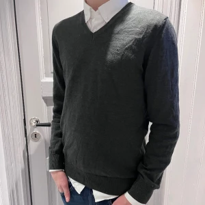 J.Lindeberg - Säljer nu denna skitsnygga J.Lindeberg v-neck tröjan som är 100% merinoull. Storleken på tröjan är M och han på bilden är 180cm lång och väger 60kg. Skriv mer när gärna vid frågor eller funderingar💥💥