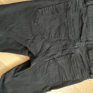 Jätte fina boutcout jeans från Lindex är tyvärr för korta