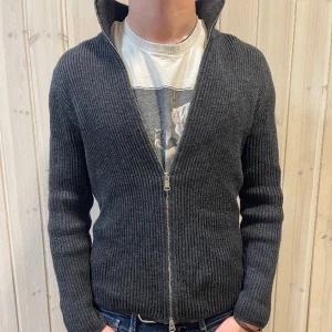 Marc O’Polo cardigan - Marc O’Polo | Storlek S | Skick 10/10 | Nypris 1900kr Modellen på bilden är 182cm och bär vanligtvis S/M