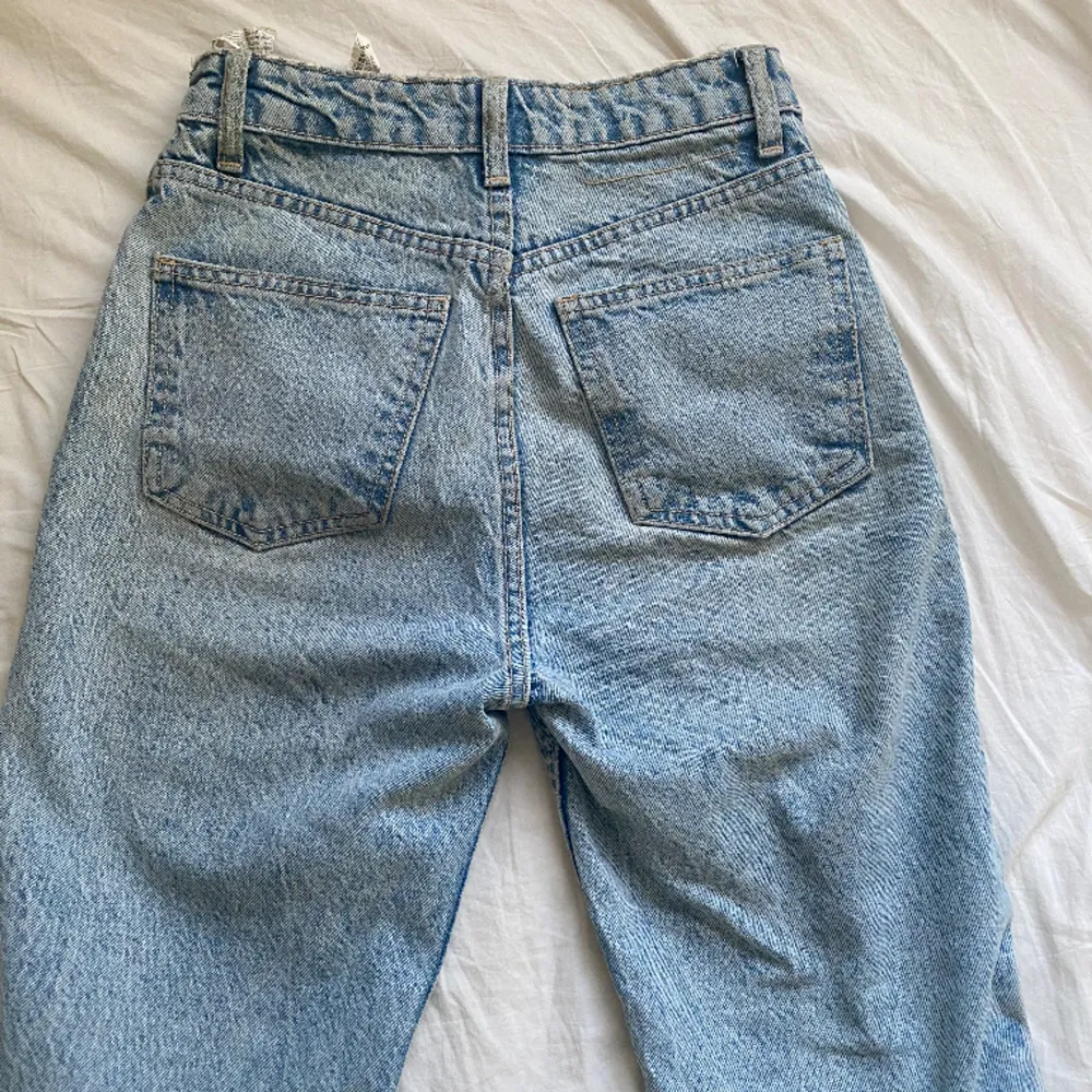 Så sjukt flattering jeans. Passar fint och funkar med allt. Köpt på zara för 399. Har använt dom en gång. . Jeans & Byxor.