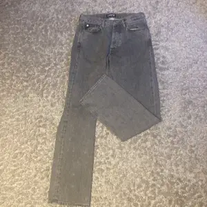Fina hope rush denim jeans i grå färg, en liten lagning på knäet men utöver det perfekt skick och näst intill nya. Storlek 27, nypris 1900kr.