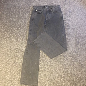 Hope jeans - Fina hope rush denim jeans i grå färg, en liten lagning på knäet men utöver det perfekt skick och näst intill nya. Storlek 27, nypris 1900kr.
