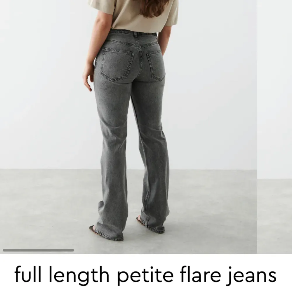 Super fina gråa jeans från Gina tricot, full length petite flare jeans. Inga slitage eller defekter . Jeans & Byxor.