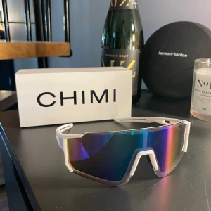 Skidbrillor - Säljer dessa as coola brillor som passar perfekt till afterskin! 🎿 🩵Fodral tillkommer! 🩵 Helt oanvända!