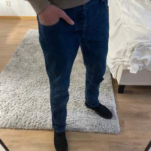 Mörkblåa jeans | skick-9/10 | storlek 32/34.