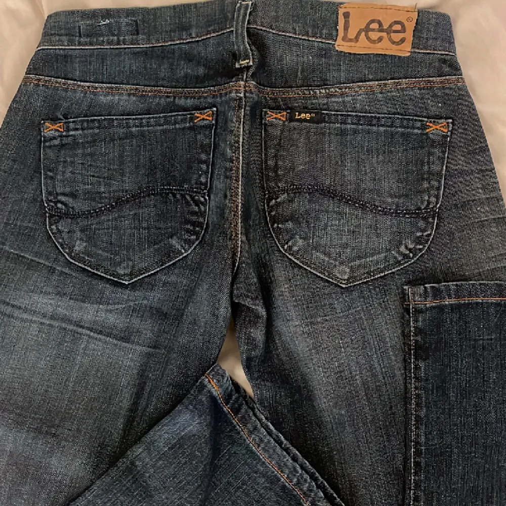 Väldigt låga jeans från Lee som är slim upptill och raka i benen💕mina absoluta favoriter men lägger ut för Intressekoll. Super fint skick och använda 2 gånger. Färgen är grå/blå/svart säljer även två till lika i andra färger men samma modell. Jeans & Byxor.