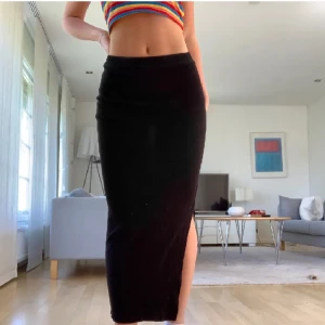 Stickad kjol - Säljer denna stickade kjolen med slits och låg midja som jag köpt på plick (förra säljarens bilder), då den inte kommer till användning längre. Fortfrande i fint skick, storlek s. Köpt frl 199kr, säljer för 120 kr + frakt🖤