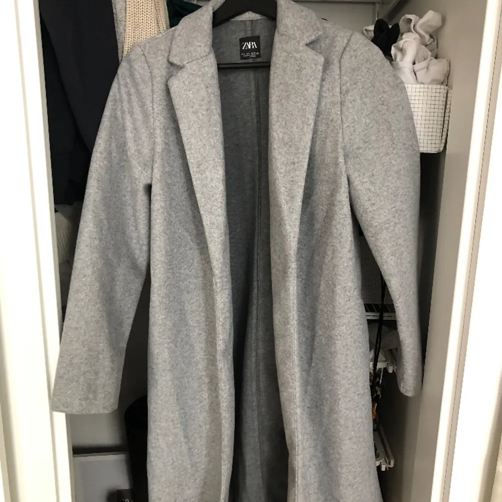 En grå kappa från Sara✨ väldigt lite använd, som ny!  Inget bälte i sidan, smal i modellen🤗. Jackor.