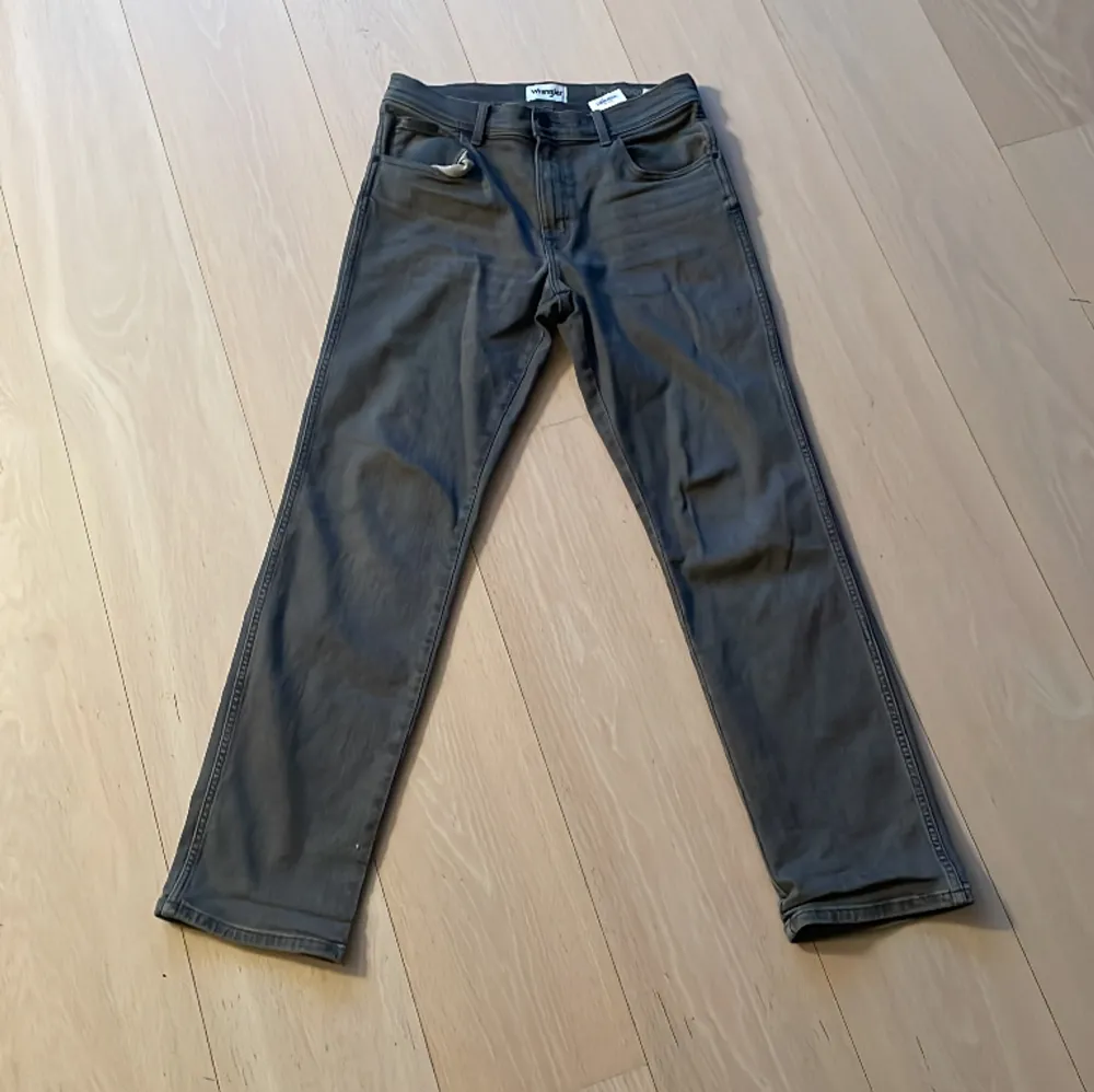 Tjena säljer ett par gråa Wrangler jeans i storlek 31x32🐘jeansen är passformen straight, dem är i otroligt bra skick🐘hör av dig vid frågor🩶. Jeans & Byxor.