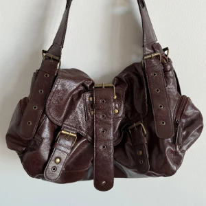 Brun y2k väska - Fint skick, förutom skavanken på handtaget (kolla 3:e bilden)  Köparen står för frakten❤️