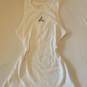 Jordan linne - Perfekt skick, linne från Jordan i vit😊 men kommer men kommer tyvärr inte till användning. 