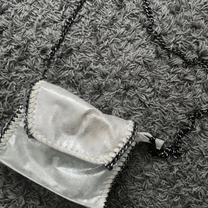 Stella mcCartney  - Liknande väska, endast ett långt band till 💞