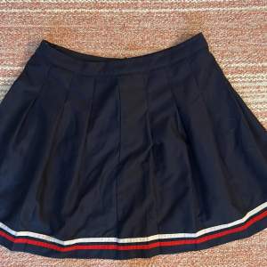 En kjol som jag fick in en blindbox men visade sig vara för kort för mig :/ Aldrig använd Mörkblå med ränder i botten