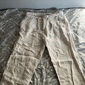 Linnebyxor - 1/storlek 42 EU, skick 10/10 nypris 400kr mitt pris 50kr ZARA 2/storlek M, skick 10/10 nypris 299kr mitt pris 50kr H&M  Snabb och bra affär! Snygga till sommaren! /sthlmstil-resell