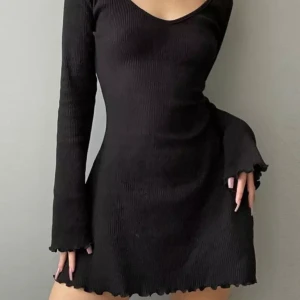 Gullig svart klänning - Köpte den o den va aldeles för liten för mig, fösta bilden är hur den ska se ut så skulle söga att dem passar mer en S, aldirg använd