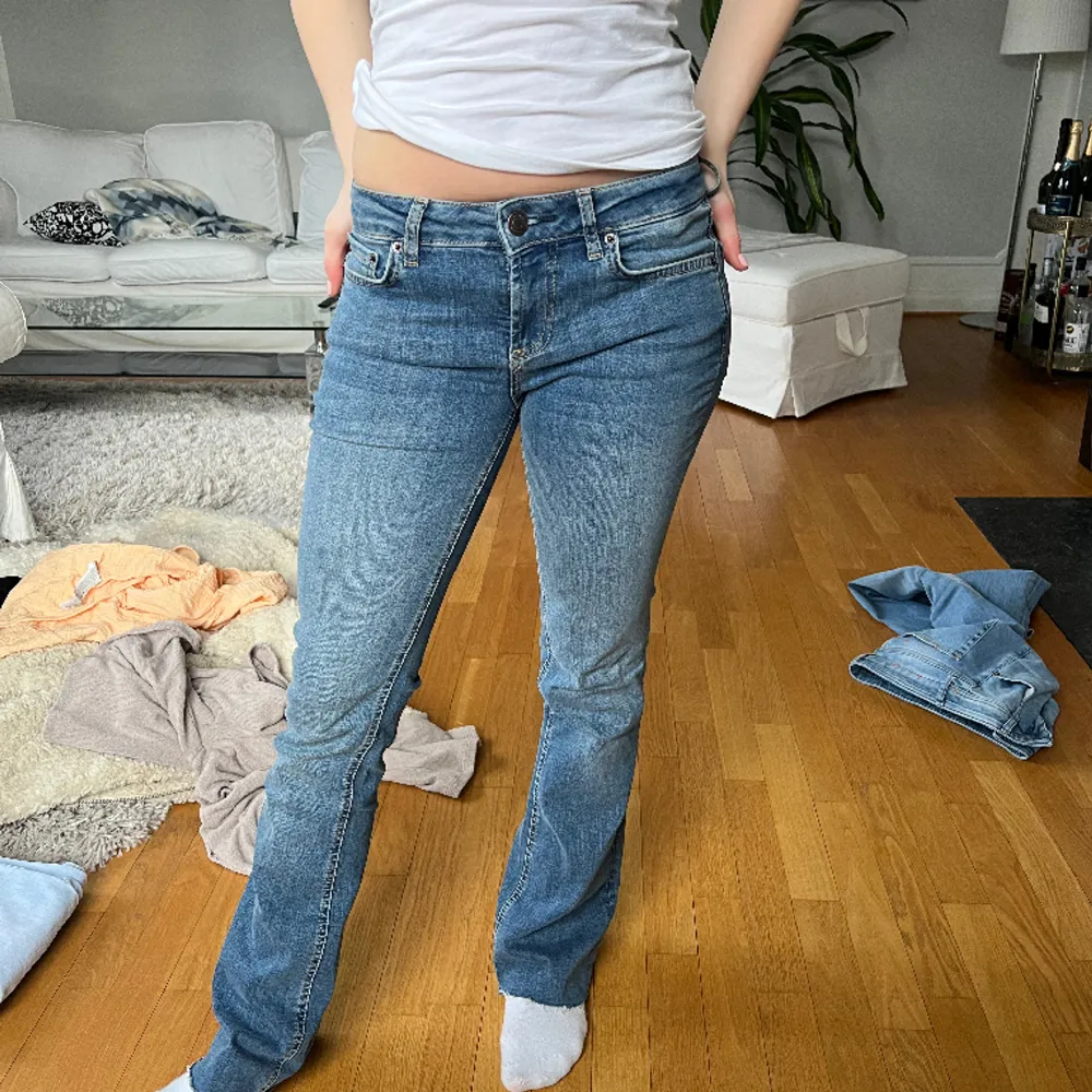 Så snygga lågmidjade zara jeans. Passar till allt! Tagit bort lappen, men de är stlk 34. Jeans & Byxor.