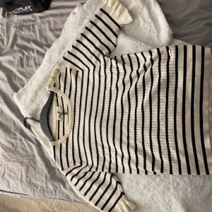 T-shirt  - Säljer nu denna söta tshirt från Lindex. Denna använd ett fåtal gånger.🌸super skön och jätte fina detaljer på höger arm!! Hör av er vid intresse och diskutering av pris, samt bättre bilder🤗