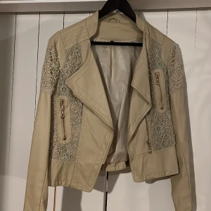 Skinjacka  - Lite använd, storlek L men liten i storlek. Passar M/S